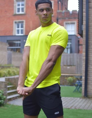 ASOS 4505 - Schnell trocknendes Sport-T-Shirt mit Logo, in Neongelb