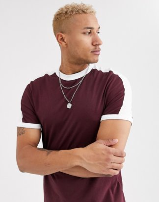 ASOS DESIGN - Burgunderrotes T-Shirt aus Bio-Material mit Kontrasteinsatz an der Schulter