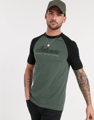 ASOS DESIGN - Enges Raglan-T-Shirt mit City-Print-Grün