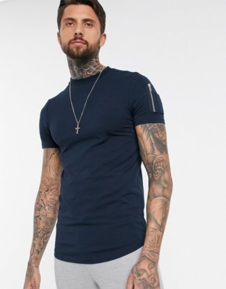 ASOS DESIGN - Enges T-Shirt mit Sketch, abgerundetem Saum und MA1 Tasche in Marineblau-Navy