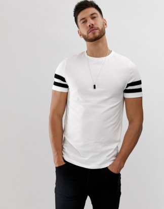 ASOS DESIGN - Enges, weißes T-Shirt aus Bio-Material mit kontrastierenden, gestreiften Ärmeln in Schwarz