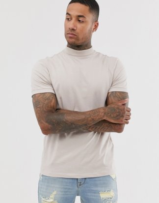 ASOS DESIGN - Geripptes T-Shirt in Beige mit Rollkragen