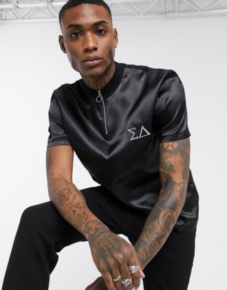 ASOS DESIGN - Lässiges T-Shirt mit Stehkragen aus schwarzem Satin mit silberner Logostickerei