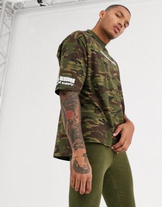 ASOS DESIGN - Oversize-T-Shirt mit Print an Brust und Ärmeln und durchgehendem Military-Muster-Grün