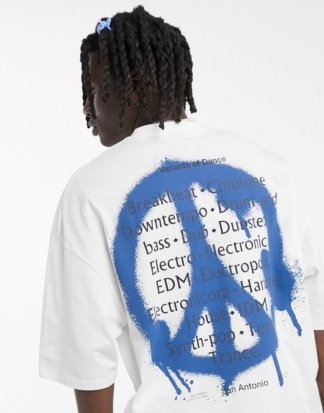 ASOS DESIGN - Oversize-T-Shirt mit aufgesprühtem Graffiti-Print am Rücken und Text-Print auf der Brust-Weiß