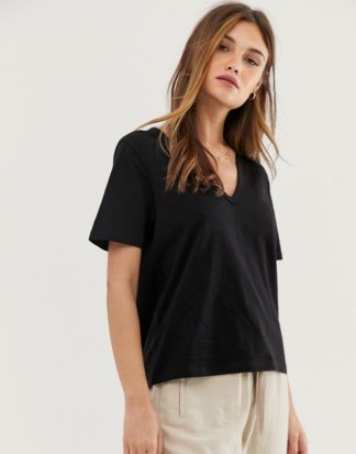 ASOS DESIGN - Schwarzes T-Shirt aus genopptem Jersey mit V-Ausschnitt