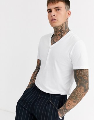 ASOS DESIGN - T-Shirt mit Großvaterkragen und V-Ausschnitt-Weiß