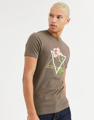 ASOS DESIGN Tall - Eng geschnittenes T-Shirt mit Rosenprint und Neon-Text-Braun