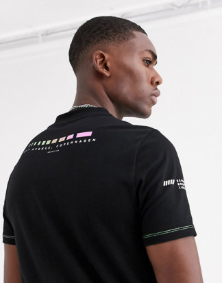 ASOS DESIGN Tall - Enges T-Shirt mit Bio-Baumwolle, mit Kontrastnähten und kleinem Print an Ärmel und Rücken-Schwarz