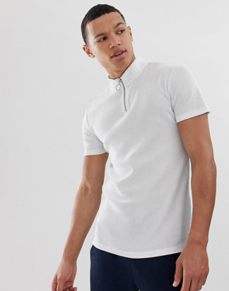 ASOS DESIGN Tall - Geripptes Muskel-T-Shirt mit Stretchanteil und Stehkragen in Weiß