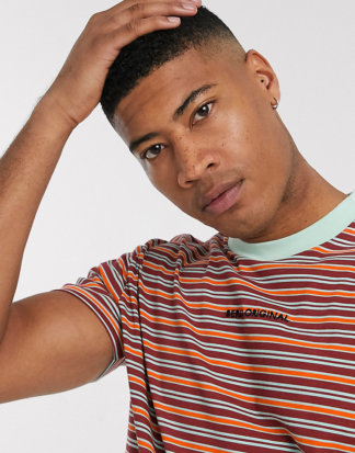 ASOS DESIGN Tall - Legeres, gestreiftes T-Shirt mit kleinem Logo auf der Brust und Kontrast-Ausschnitt-Mehrfarbig