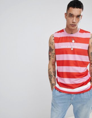 ASOS DESIGN - Ärmelloses T-Shirt mit tiefen Armausschnitten, Streifen und französischem Schriftzug-Rosa