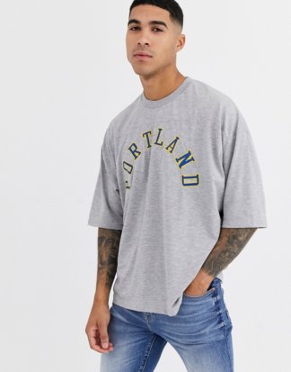 ASOS DESIGN - Übergroßes T-Shirt mit Ziernähten und Stadtnamen-Applikation-Grau