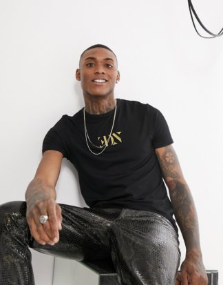 ASOS EDITION - Enges T-Shirt mit aufgesticktem Logo in Schwarz