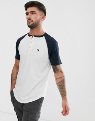 Abercrombie & Fitch - Henley-Baseball-T-Shirt mit Logo in Weiß/Marine