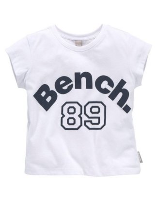 Bench. T-Shirt in kurzer Form