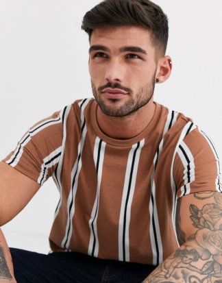 Burton Menswear - T-Shirt mit vertikalen Streifen in Karamell-Braun