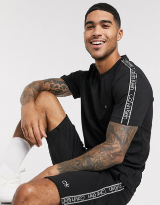 Calvin Klein - Exklusives, schwarzes T-Shirt mit schwarzem Logostreifen