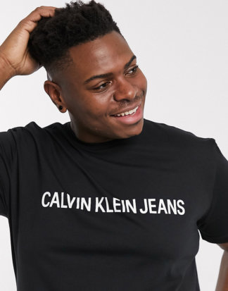 Calvin Klein Jeans - Große Größen - Institutional - T-Shirt mit Logo-Schriftzug in Schwarz