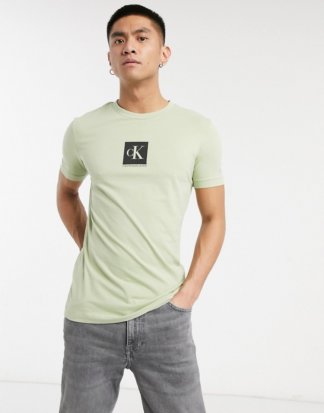 Calvin Klein Jeans - T-Shirt in Khaki mit kleinem Logoaufdruck auf der Brust-Grün