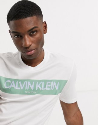 Calvin Klein - T-Shirt mit Logo und Streifenmuster in Weiß