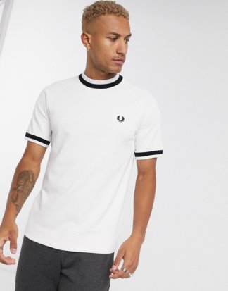 Fred Perry - Geripptes T-Shirt mit Raglan-Ärmeln in Weiß