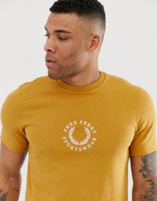 Fred Perry - Goldenes T-Shirt mit Vintage-Stickerei