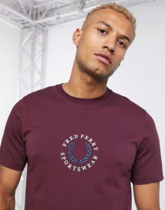 Fred Perry - Retro-T-Shirt mit Markendesign in Burgunder-Rot