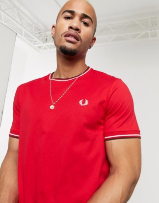 Fred Perry - Rotes T-Shirt mit zwei Zierstreifen