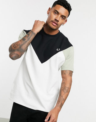 Fred Perry - T-Shirt mit Chevron-Muster in Schwarz und Weiß, exklusiv bei ASOS-Mehrfarbig