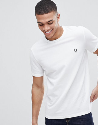 Fred Perry - Weißes Pikee-T-Shirt mit Rundhalsausschnitt und Logo - Exklusiv nur bei ASOS