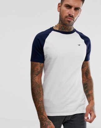 Hollister - Baseball-T-Shirt in Muskel-Passform mit Logo in Weiß/Marine