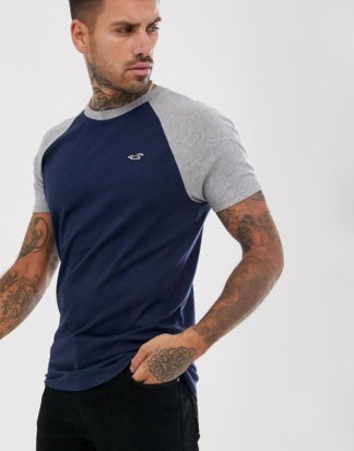 Hollister - Baseball-T-Shirt in Muskel-Passform mit typischem Logo in Marine/Grau-Navy