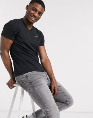 Hollister - Solid Core - Schwarzes T-Shirt mit Möwenlogo und V-Ausschnitt-Navy