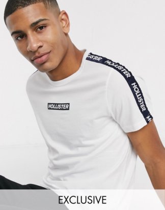 Hollister - Weißes T-Shirt mit Logo auf der Brust und Zierstreifen am Ärmel, exklusiv bei ASOS