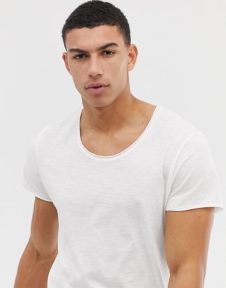 Jack & Jones - Essentials - Lang geschnittenes T-Shirt mit U-Ausschnitt in Weiß