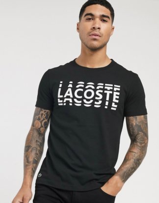 Lacoste - T-Shirt mit großem Schriftlogo in Schwarz