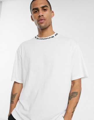 New Balance - Utility Pack - T-Shirt in Weiß mit Logoprint am Ausschnitt, exklusiv bei ASOS