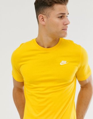Nike Club - Gelbes T-Shirt mit Logo
