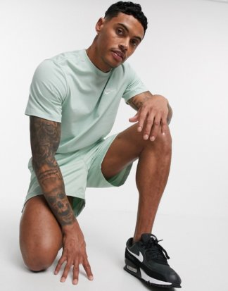 Nike - Club - T-Shirt in Staubgrün