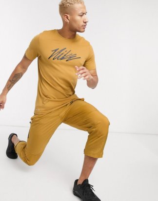 Nike Training - Sport Clash - T-Shirt in Beige mt Logo