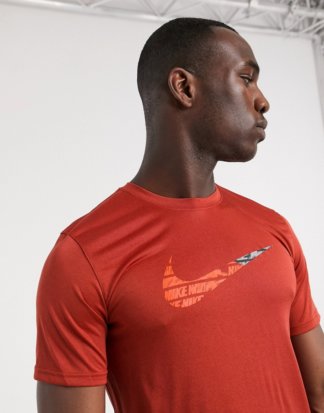 Nike Training Tall - Rotes T-Shirt mit Swoosh-Print