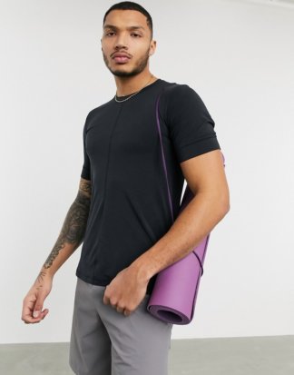 Nike - Yoga-T-Shirt in Schwarz