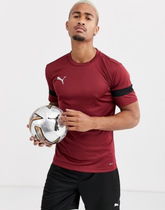 Puma - Kurzärmliges Fußball-T-Shirt in Burgunder mit schwarzen Bahnen, exklusiv bei ASOS-Rot