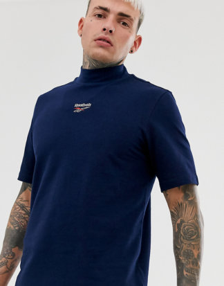 Reebok - T-Shirt in Navy mit hohem Kragen und Logo-Schwarz