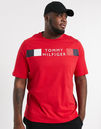 Tommy Hilfiger Big & Tall - T-Shirt mit gestreiftem Logo auf der Brust in Rot