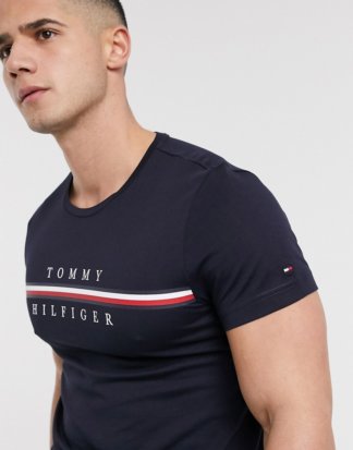 Tommy Hilfiger - Kurz geschnittenes T-Shirt mit Streifen-Logo in Marine-Navy