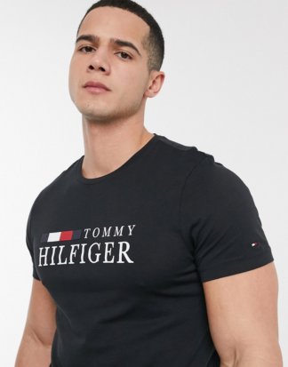 Tommy Hilfiger - Schwarzes T-Shirt mit Logo auf der Brust