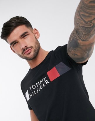 Tommy Hilfiger - Schwarzes T-Shirt mit Logostreifen auf der Brust
