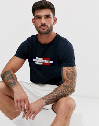 Tommy Hilfiger - T-Shirt mit Box-Logo auf der Brust in Marine-Navy